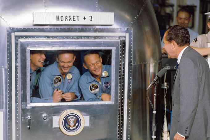 "Po vaši zaslugi svet nikoli prej ni bil bolj povezan," je astronavtom (od leve proti desni: Neil Armstrong, Michael Collins in Buzz Aldrin) čestital ameriški predsednik Richard Nixon (desno). | Foto: Thomas Hilmes/Wikimedia Commons