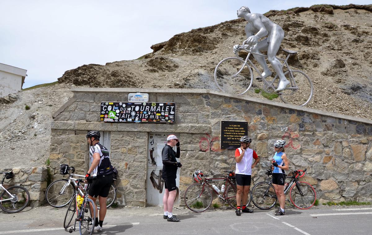 Octave Lapize, spomenik na Tourmaletu | Na vrhu prelaza Tourmalet je danes spomenik Octavu Lapizu, prvemu kolesarju, ki ga je prečkal na Touru leta 1910. | Foto Guliverimage