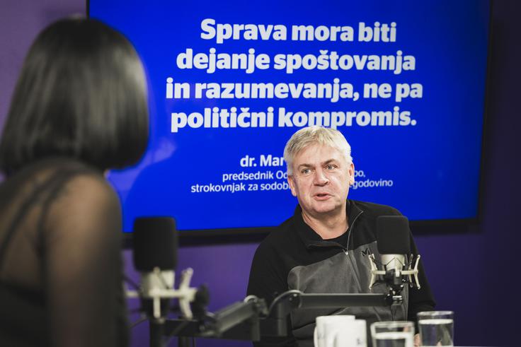 "Če bi se ukvarjal s tem, kaj vse govorijo o meni, sploh ne bi mogel delati," pravi o političnih napadih in pritiskih. Po njegovih besedah se mora poslanec odločiti, ali bo delo opravljal ali ga bodo "pojedle" govorice, etikete in diskreditacije. | Foto: Bojan Puhek