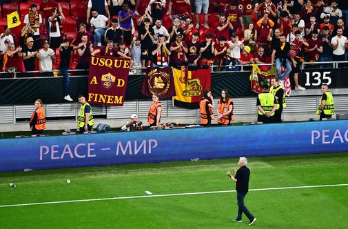 Vroče tudi na letališču: navijači Rome naleteli na osovraženega sodnika #video