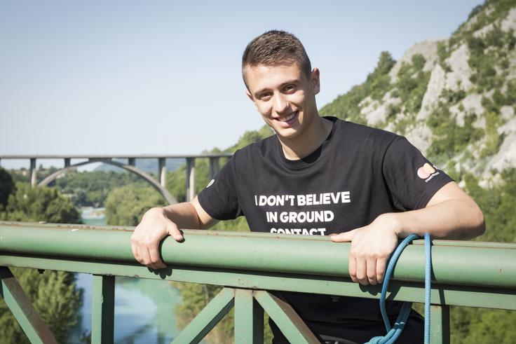 Dunking Devils Mastercard Akrobatu iz skupine Dunking Devils Janu Žnidaršiču je izkušnja pognala strah v kosti, a se je po nekaj poskusih navadil na položaj, skoki pa so postali čisti užitek. | Foto: Arhiv Dunking Devils