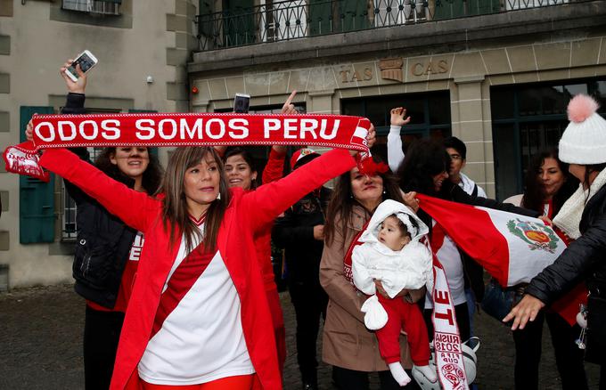 Ko je bil 34-letni napadalec pred desetimi dnevi zaslišan na Casu, ga je v Lozani pričakalo tudi nekaj navijačev Peruja. | Foto: Reuters