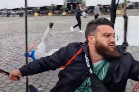 Po petkovem napadu umrl nemški policist #video