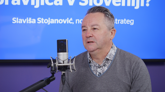 Ko se je slovenska nogometna reprezentanca leta 1999 prvič uvrstila na veliko tekmovanje, je Slaviša Stojanović, takrat je bil profesor športne vzgoje, prekinil pouk in razred odpeljal na sprejem nogometašev v središče Ljubljane. | Foto: Siol.net