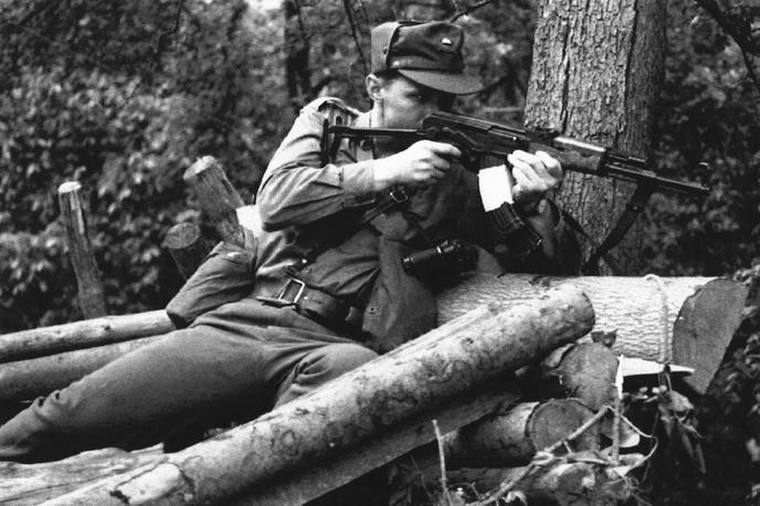 Slovenski teritorialec | Fotografija s 30. junija 1991, na kateri je slovenski teritorialec, ki sodeluje v bojih pri Dravogradu. | Foto Guliverimage