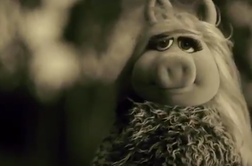 Miss Piggy za Kermitom žaluje s pomočjo Adele