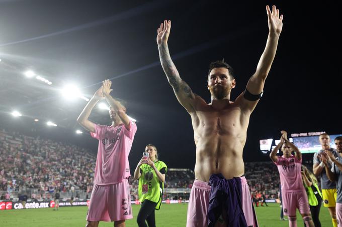 Sergio Busquets in Lionel Messi sta se po tekmi zahvalila navijačem za podporo. | Foto: Reuters