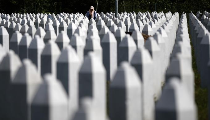 Vučič, ki Nevihto nenehno opisuje kot etnično čiščenje, tudi tokrat niti z eno besedo ni omenil dokazano največjega etničnega čiščenja po drugi svetovni vojni - pokola več tisoč Bošnjakov v Srebrenici pod taktirko vojske bosanskih Srbov. | Foto: Reuters
