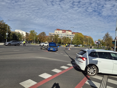 V Ljubljani trčila osebno vozilo in motorno kolo, poškodovane tri osebe #foto