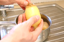 Veste, kako v nekaj sekundah olupiti krompir?