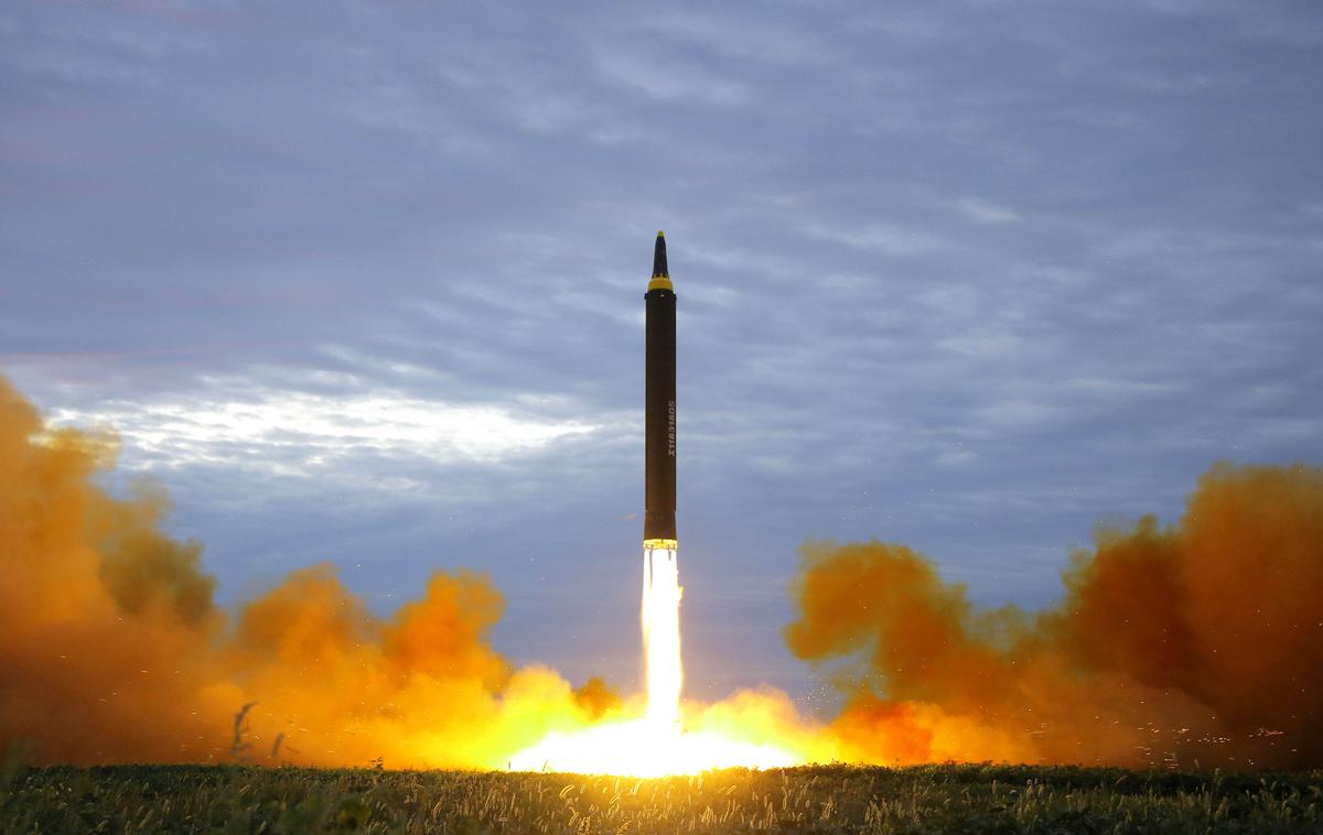 Severna Koreja | Raketna izstrelišča, ki so jih zaznali s satelitskimi posnetki, so posejana po vsej Severni Koreji, večinoma pod zemljo v ozkih dolinah sredi gora, zasnovana pa so tako, da je mogoče rakete na hitro spraviti na površje in izstreliti.  | Foto Reuters