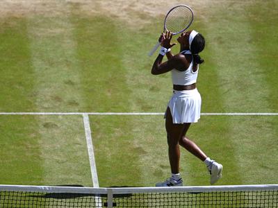 Naomi Osaka v središču zanimanja, Coco Gauff prva polfinalistka