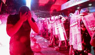 Na protivladnih protestih v Novem Sadu spopadi med protestniki in policijo