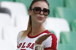 Seksi navijačica prinesla srečo poljskim nogometašem #foto