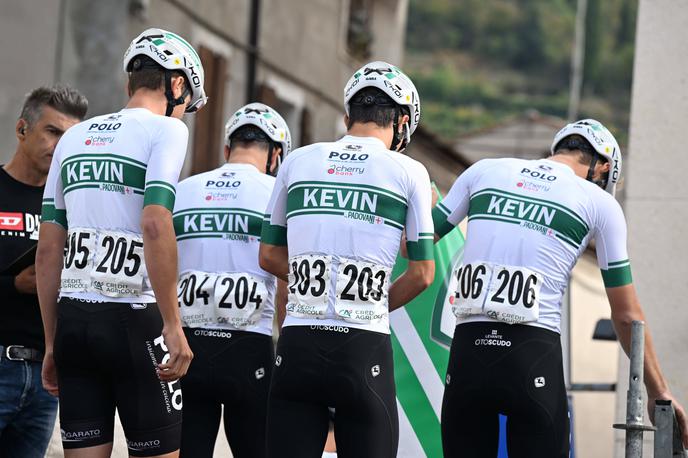 Za Kevina | Bonaldovi kolegi iz moštva SC Padovani Polo Cherry Bank so na dirkah v zadnjem mescu nosili takšne drese, danes žalujejo. | Foto Guliverimage