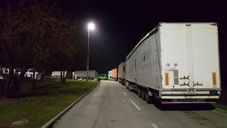 Pri Darsu želijo zakonsko prepovedati tovrstno parkiranje tovornjakov. | Foto: Metka Prezelj