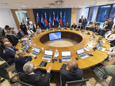 Vlada z novim uradom za decentralizacijo in debirokratizacijo