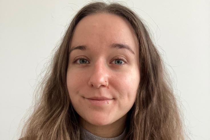 ​​​​​​​"Zdi se nam nujno, da začnemo več in bolj pogumno delati na ustvarjanju digitalnega okolja varnega in prijetnega za vse uporabnike, pri čemer so mladostniki in otroci seveda ena izmed rizičnih skupin. Menimo sicer, da družbena omrežja niso le slaba in da obstajajo še druge vsebine, ki so prav tako tvegane za razvoj težav v življenju otroka ali mladostnika," pravi Julija Menoni iz svetovalnice Logout.  | Foto: Osebni arhiv