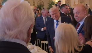 Pred Trumpom je zapel pesem, ki je sprožila val začudenja #video