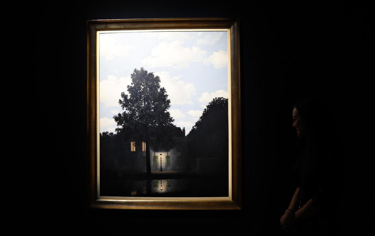 Rene Magritte, Imperij svetlobe, Empire of Light | Magritte je na sliki upodobil hišo v noči, ki jo osvetljuje ulična svetilka, nad njo se pne modrikasto nebo.  | Foto Profimedia