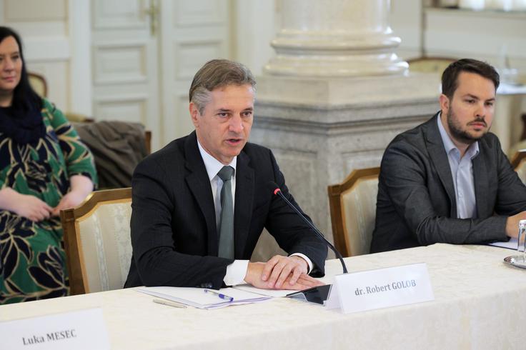 Golob je izpostavil potrebo po krepitvi socialnih mrež za različne skupine prebivalstva. "Prisluhnil sem vsem predlogom in skupaj jih bomo skušali pretvoriti v konkretne ukrepe. Tako bomo omogočili, da bo življenje v Sloveniji boljše za vse," je dejal. | Foto: Daniel Novakovič/STA