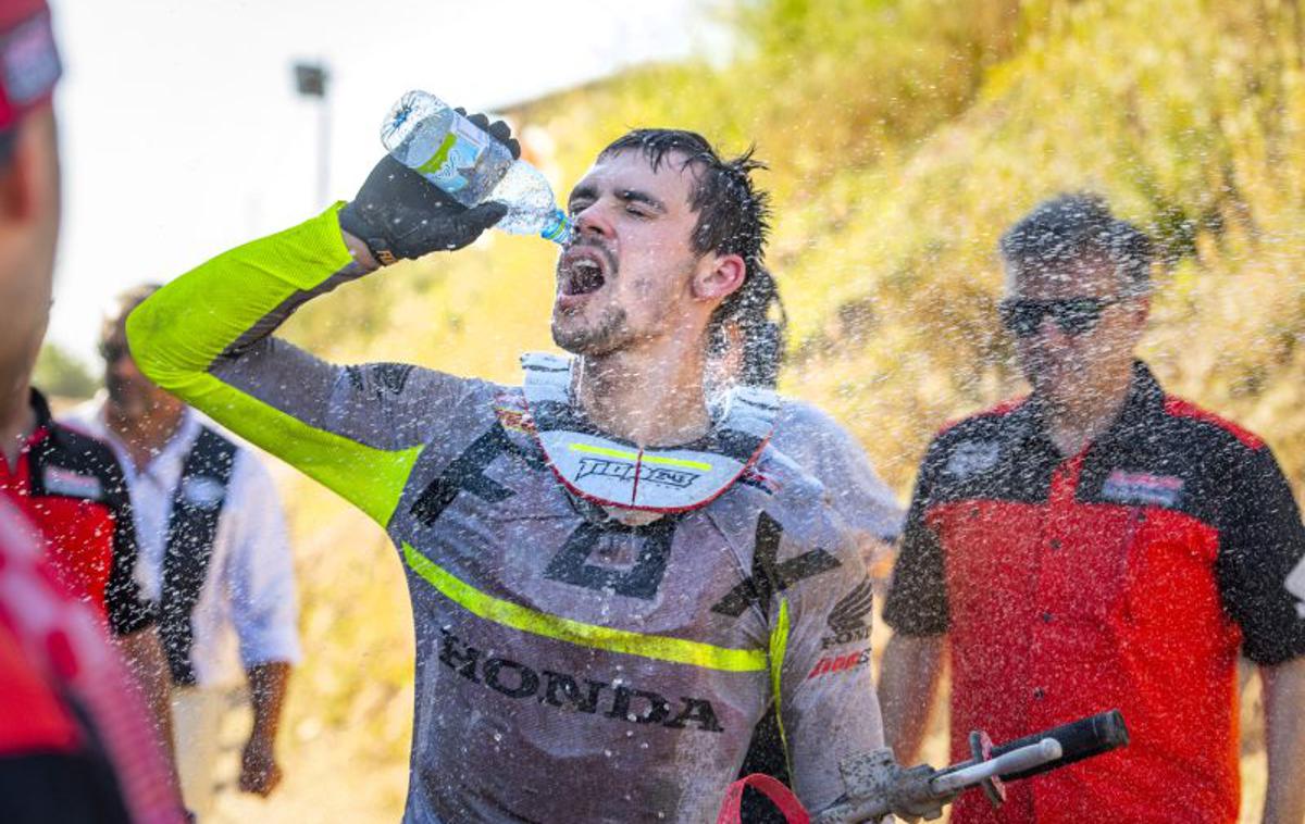 Sardinija Gajser 2022 | Tim Gajser je bil po obeh vožnjah dirke na Sardiniji povsem izčrpan. | Foto Honda Racing/ShotbyBavo