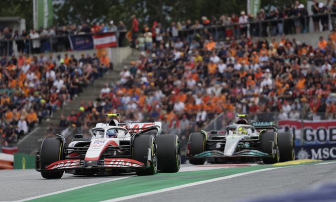 Mick Schumacher se je v Avstriji lahko boril tudi s Hamiltonom. | Foto: Reuters