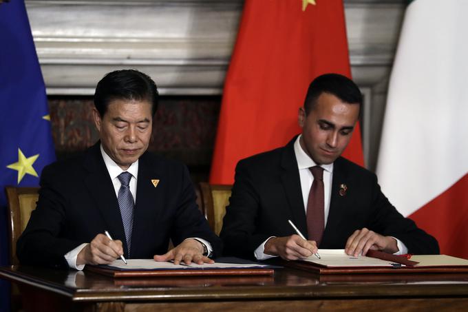 Kitajski minister za trgovino Zhong Shan in italijanski minister za delo Luigi Di Maio marca 2019 med podpisom meddržavnega sporazuma o gospodarskem sodelovanju Kitajske in Italije. | Foto: Guliverimage