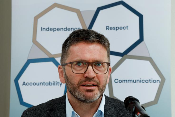 Vodja izkopavanj v Tuamu Daniel MacSweeney predvideva, da bodo izkopavanja trajala dve leti. Opozarja tudi, da bo identifikacija posmrtnih ostankov zelo težavna in dolgotrajna. | Foto: Reuters