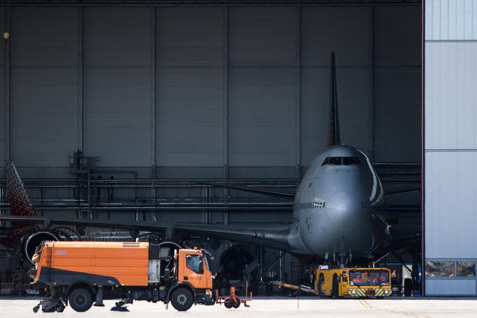 Po spletu krožijo tudi nepreverjene informacije, da naj bi ruska vojska iz najetih potniških letal znamk Boeing in Airbus jemala vitalne sestavne dele in z njimi nadgrajevala oziroma popravljala vozila na fronti. Na fotografiji boeing 747-400, ki ga upravlja letalska družba Rossiya Airline, v hangarju na moskovskem letališču Šeremetjevo. | Foto: AP / Guliverimage