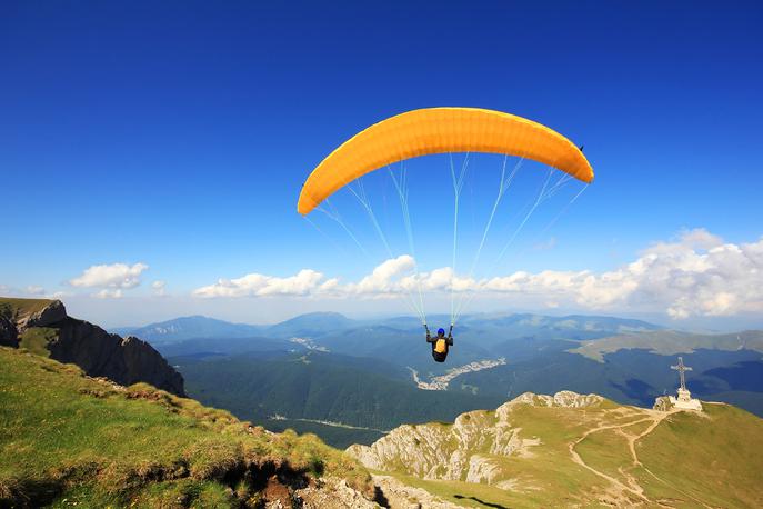 jadralno padalo | Pri teku po pobočju je jadralni padalec zaradi napačnega manevra padel po tleh in se huje poškodoval.  | Foto Shutterstock