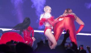Miley Cyrus izziva tudi na turneji (foto in video)