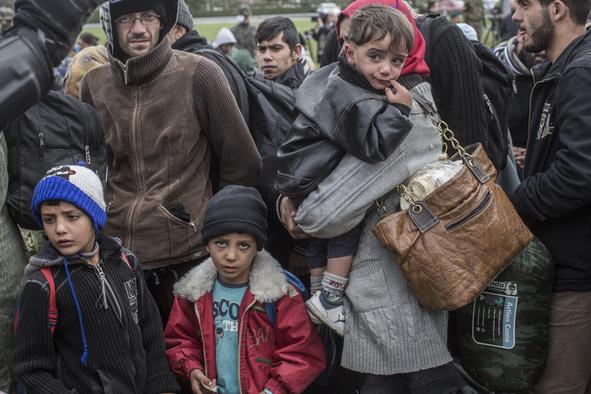 V nesreči čolna umrlo najmanj 10 otrok, v Idomeniju humanitarna kriza