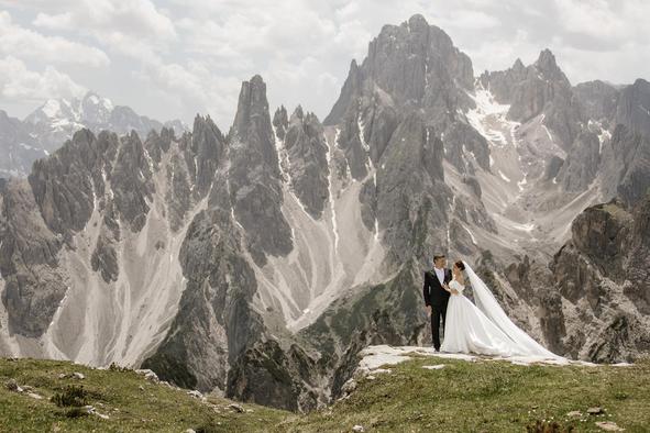 Slovenski športni novinar svojo izbranko popeljal pred najlepši oltar ... na 2.500 metrov nad morjem