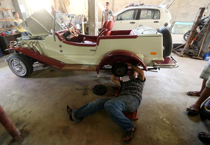 36-letni Palestinec je repliko mercedesa izdeloval dve leti. | Foto: Reuters