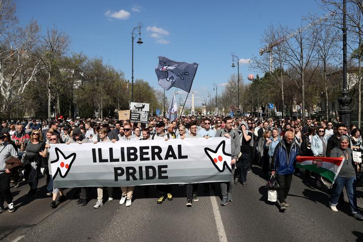 Imeli so tudi transparente.  | Foto: Reuters