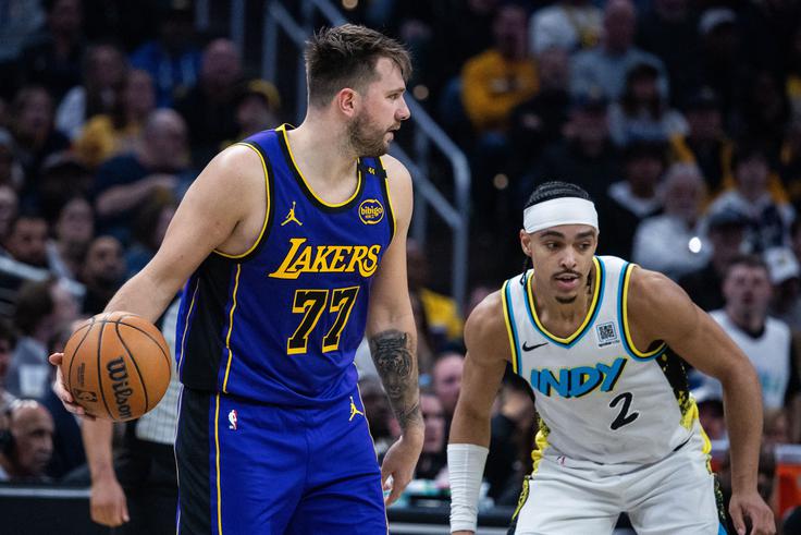 Luka Dončić od začetka februarja nosi dres LA Lakers. | Foto: Reuters
