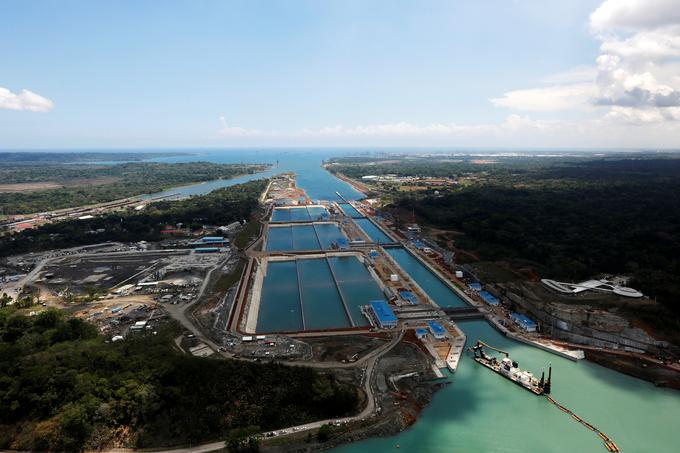 Zgrajenih je 18 novih "bazenov" za shranjevanje vode. Vsak je širok približno 70 metrov in globok 5,5 metra. | Foto: Reuters