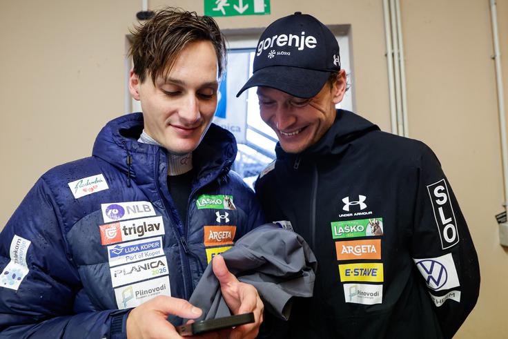 Domen Prevc in Anže Lanišek sta varno med najboljših 25. | Foto: Aleš Fevžer