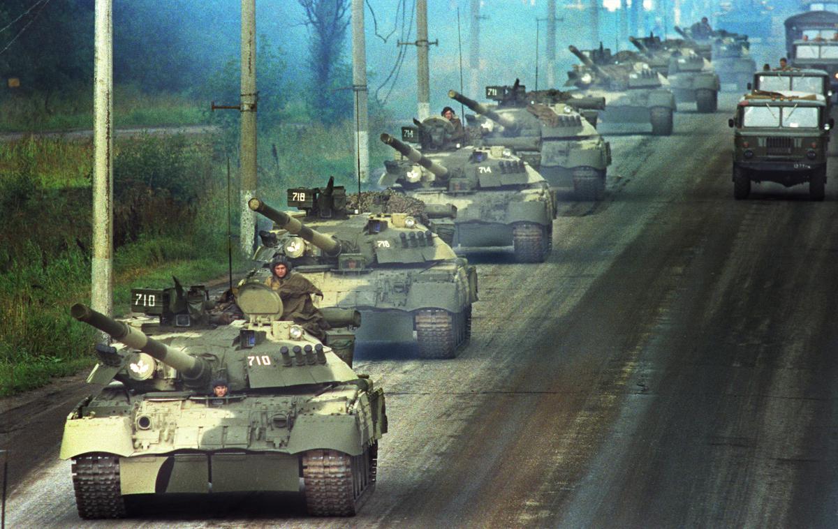 Tanki | Nihče od nas ne pričakuje ogromne, velike vojske z velikim številom tankov. Pričakuje pa se, da izpolnimo minimalne zaveze, h katerim smo pristopili, ter vzpostavimo t. i. cilje zmogljivosti, h katerim smo se zavezali sami. Za to sta dovolj srednjeročno vzdržna dva odstotka BDP. | Foto Reuters