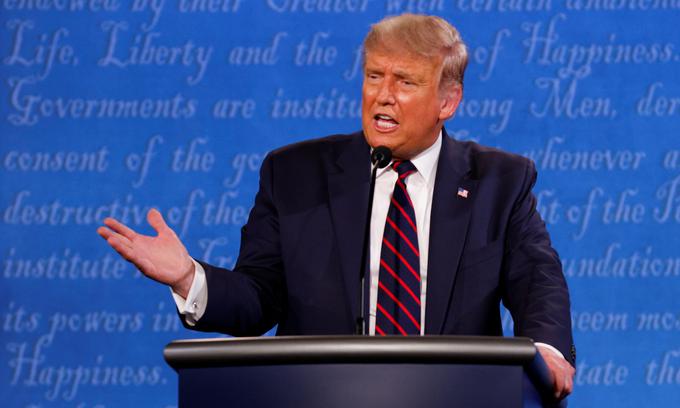 Aktualni ameriški predsednik Donald Trump je na prvem televizijskem soočenju pokazal več energije od svojega tekmeca, a predvsem na račun nenehnega prekinjanja Joeja Bidna. | Foto: Reuters