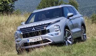 Mitsubishi outlander: ostaja posebnež, med tekmeci pa ni več edini s kablom #foto