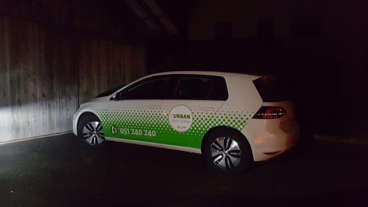 So postali električni e-golfi tudi nova popoldanska službena vozila? Vožnja v okolici Ljubljane je z dosegom dobrih sto kilometrov praktično zastonj. Pri LPP poudarjajo, da gre za njihovo testiranje. Potrdili so nam, da to vlogo opravlja tudi direktorica Javnega holdinga Ljubljana.  | Foto: Metka Prezelj
