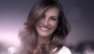 Julija s prepoznavnim nasmehom za nov parfum