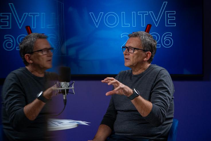 Če sedeže pogledamo še po političnih blokih, bi imel desnosredinski blok skupaj 43 mandatov, levosredinski 41, štirje mandati pa bi pripadli Resni.ci. Parlament ima skupaj 90 sedežev, pri čemer sta dva poslanska mandata zagotovljena predstavnikoma italijanske in madžarske narodne skupnosti. Za oblikovanje parlamentarne večine je potrebnih 46 poslanskih glasov. | Foto: Liam Toni Šironjič