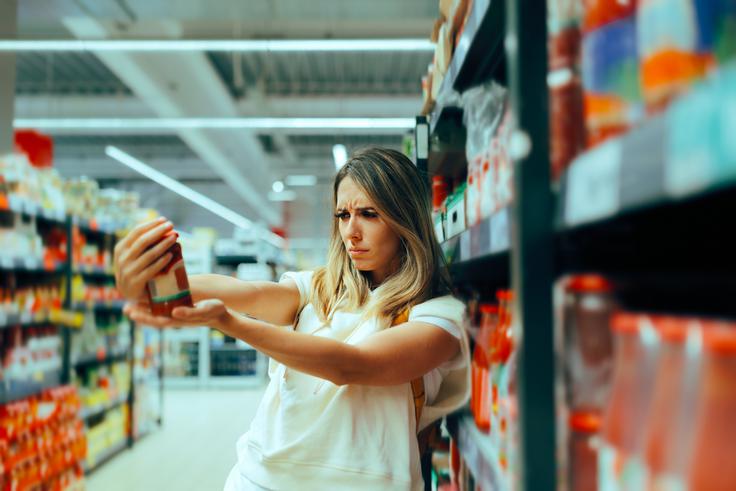 Starostna daljnovidnost povzroča težave tudi pri preprostih vsakdanjih opravilih, kot je preverjanje opisov in deklaracij izdelkov med nakupovanjem. | Foto: Shutterstock