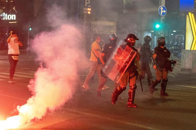 Srbija spopad | Spopadi med protestniki in policijo ter podporniki SNS so izbruhnili v prestolnici in Nišu, medtem ko je v Novem Sadu oseba v zrak streljala iz strelnega orožja. | Foto Reuters