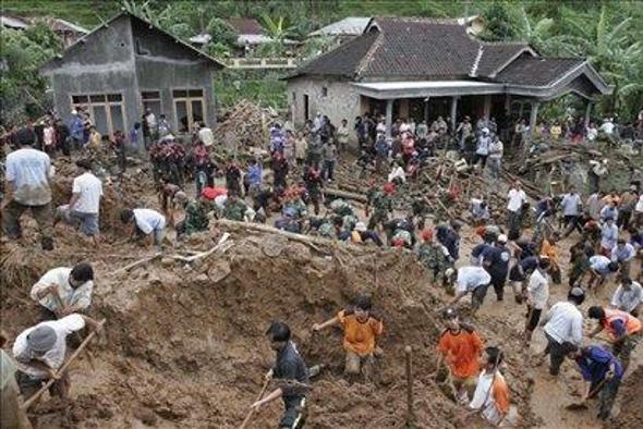 Plazovi v Indoneziji zahtevali življenja najmanj 77 ljudi