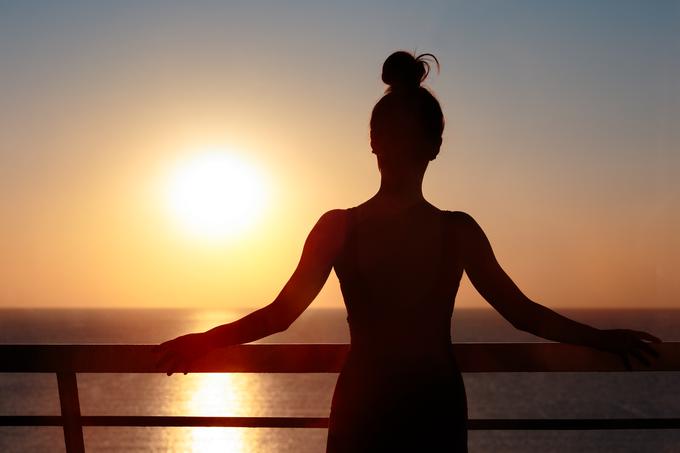 Strokovnjaki so za letošnje poletje zaznali znatno manjšo preskrbljenost z vitaminom D kot lani, kar pripisujejo temu, da smo bili letošnje poletje manj izpostavljeni soncu, npr. zaradi krajšega oz. drugačnega dopusta.  | Foto: Getty Images