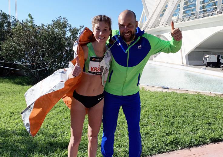 V družbi trenerja Dejana Lenarta po nastopu v Valencii. | Foto: Atletska Zveza Slovenije